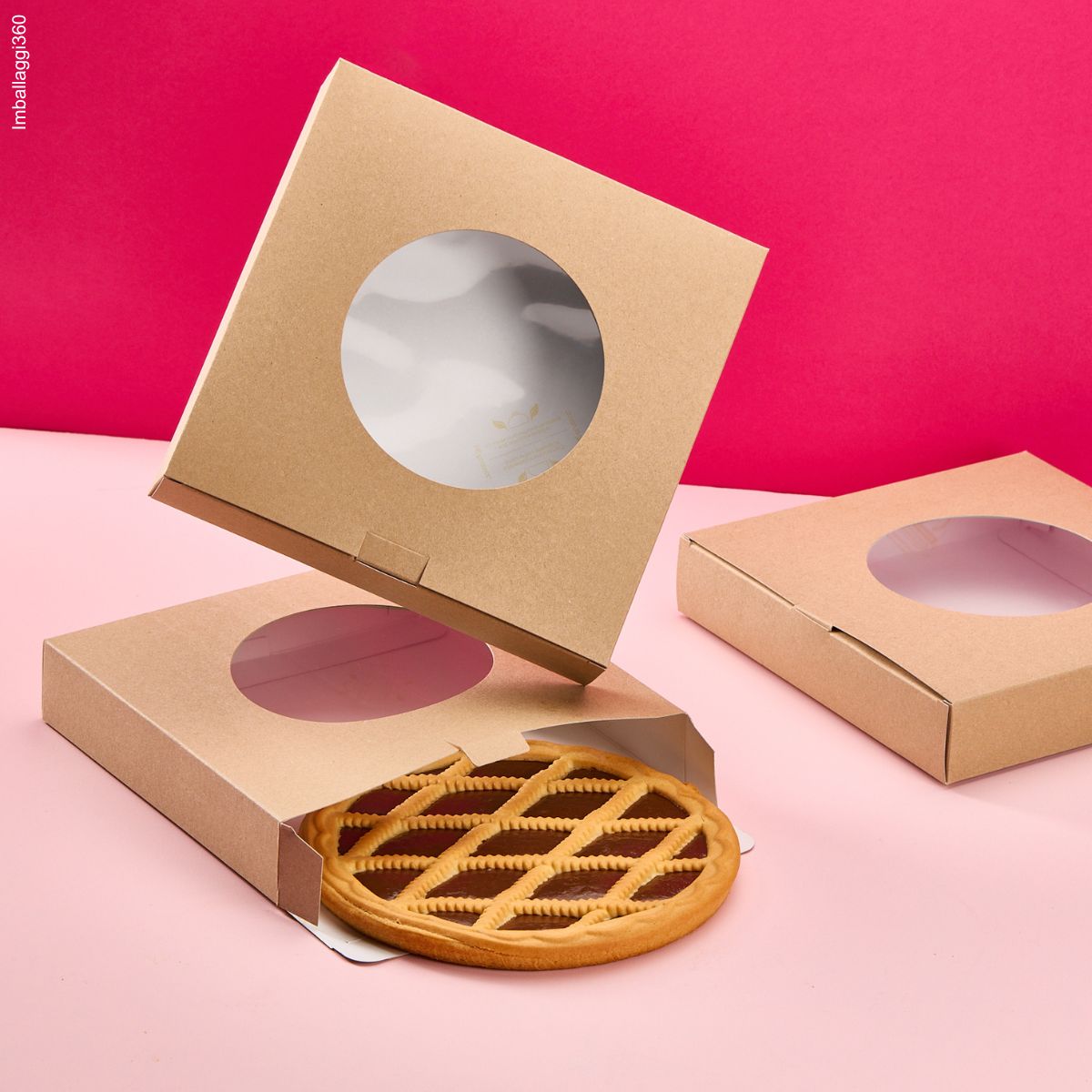 Scatola per crostata, color avana con finestra. Mostrata chiusa e aperta con una crostata che entra 