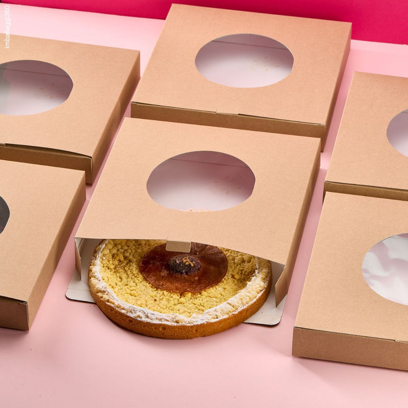 Scatola per crostata, color avana con finestra. Mostrata chiusa e aperta con una dolce che entra 