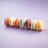 Scatola porta macarons trasparente senza coperchio con sette macarons 