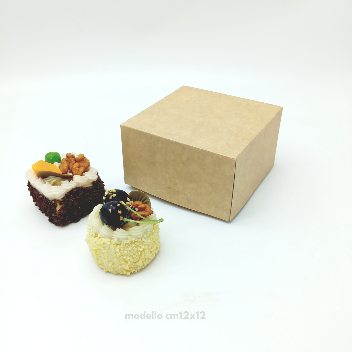 Scatola per torta color avana modello cm 12 x 12 chiusa  due dolci accanto 