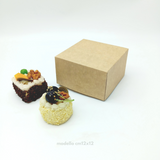 Scatola per torta color avana modello cm 12 x 12 chiusa  due dolci accanto 