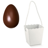 Cestello di carta con cordino porta uovo di pasqua e uovo di cioccolato vicino