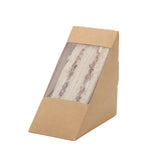 Scatola triangolare di carta color avana con finestra per tramezzino, piena