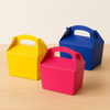 Scatola mealbox per pranzo bambini colore giallo, fucsia e blu disposte su un tavolino