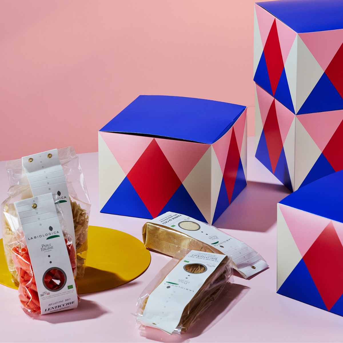 Scatola panettone  basso circus  con pacchi di pasta