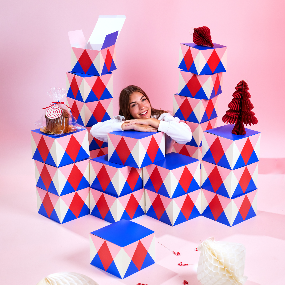 Allestimento natalizio realizzato con scatole porta panettone collezione circus