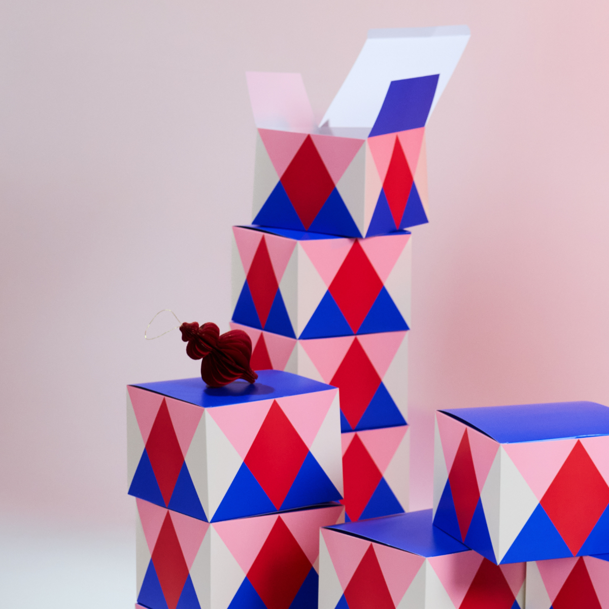Allestimento natalizio realizzato con scatole porta panettone collezione circus. Dettaglio