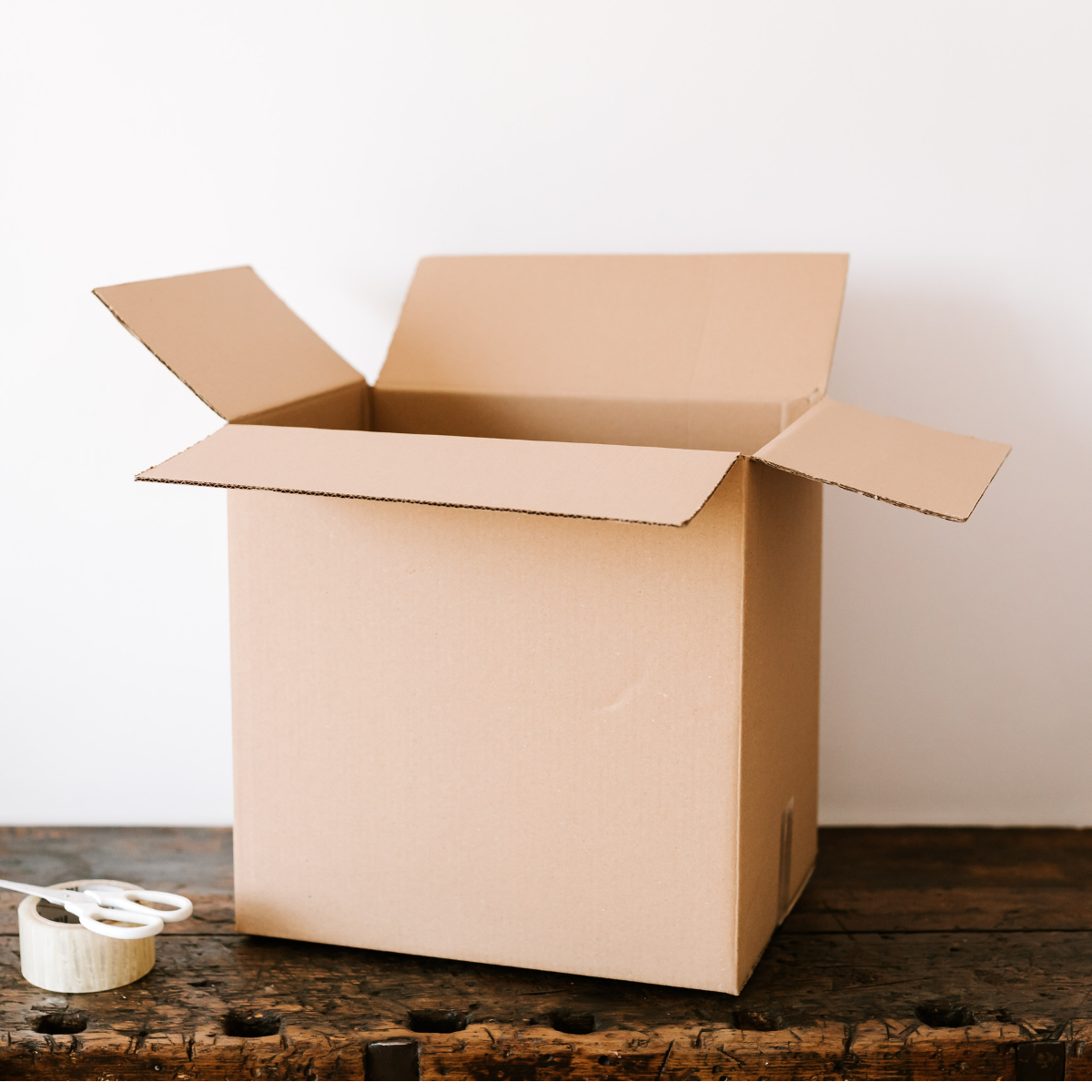 Scatola di cartone aperta in alto 
