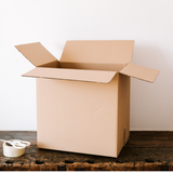 Scatola di cartone aperta in alto 