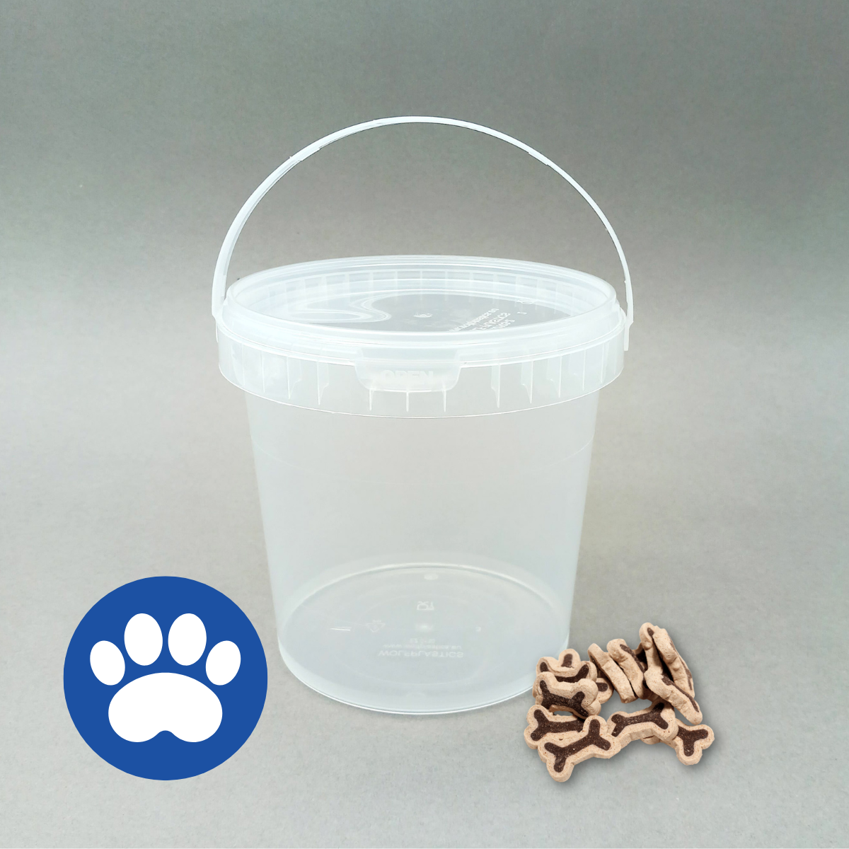 Secchiello trasparente in plastica per pet food. Vuoto . Cibo per cani vicino al cestello e simbolo dell'orma di un cane stilizzato in blu