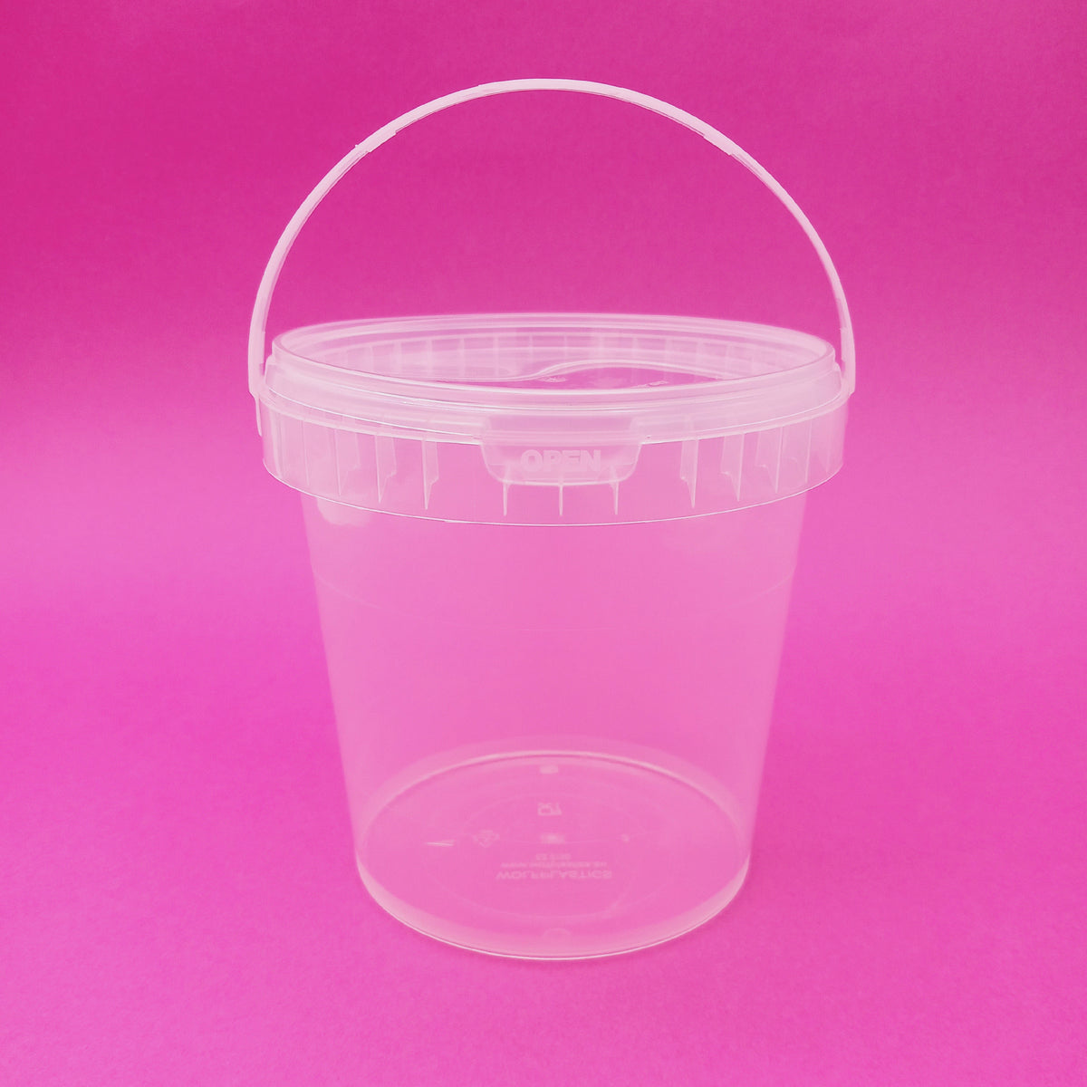 Secchiello trasparente con coperchio su sfondo rosa