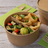 Ciotola avana su un tavolo con separatore interno, da una parte frittura di pesce e dall'altra parte verdure