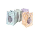 Quattro shopper a quadretti, una azzurra, una verde, una lilla ed una arancione con finestra ovale 