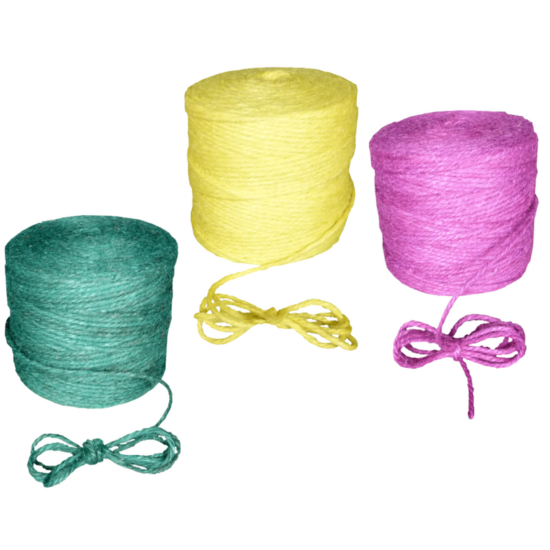 Tre rotoli di spago colorato