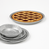 Stampi in alluminio per cotture. Uno con crostata dentro, 5 vuoti impilati di misure differenti