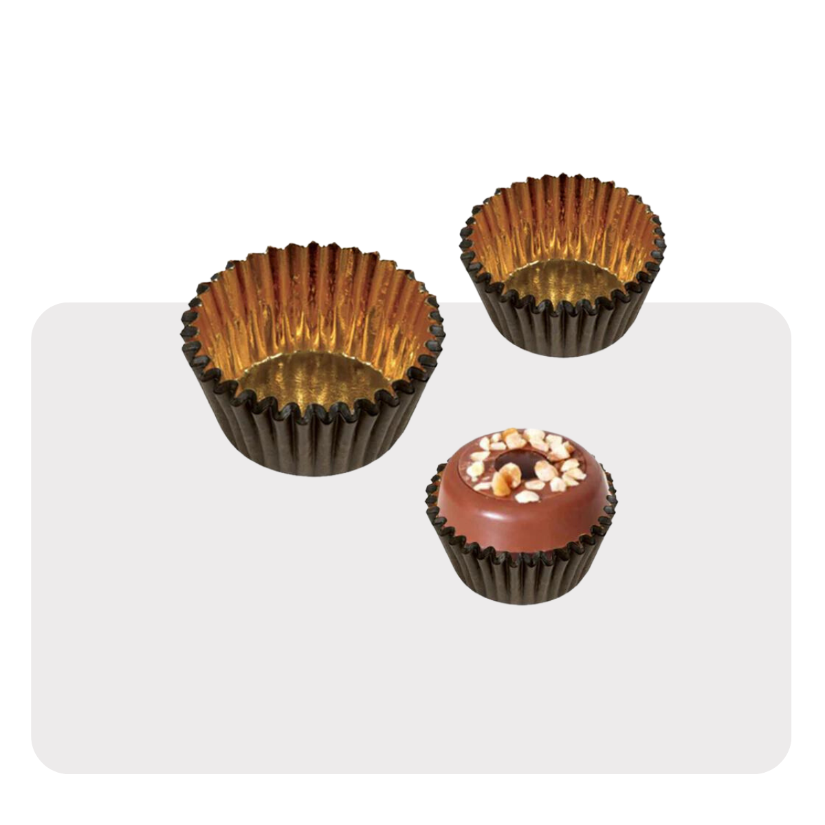 Stampi in carta per cioccolatini in diverse misure, due vuoti ed uno con dentro un cioccolatino 
