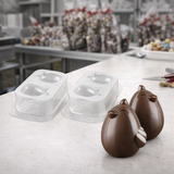 Stampi pasquali a forma di pulcino per uova di cioccolata su il piano di una pasticceria 
