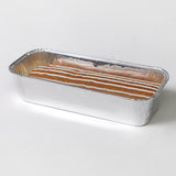Stampo in alluminio per plumcake con all'interno un dolce