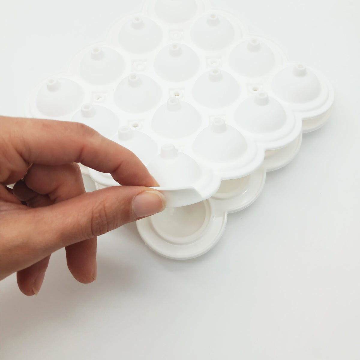 Stampo in silicone cake pops e mano che lo alza