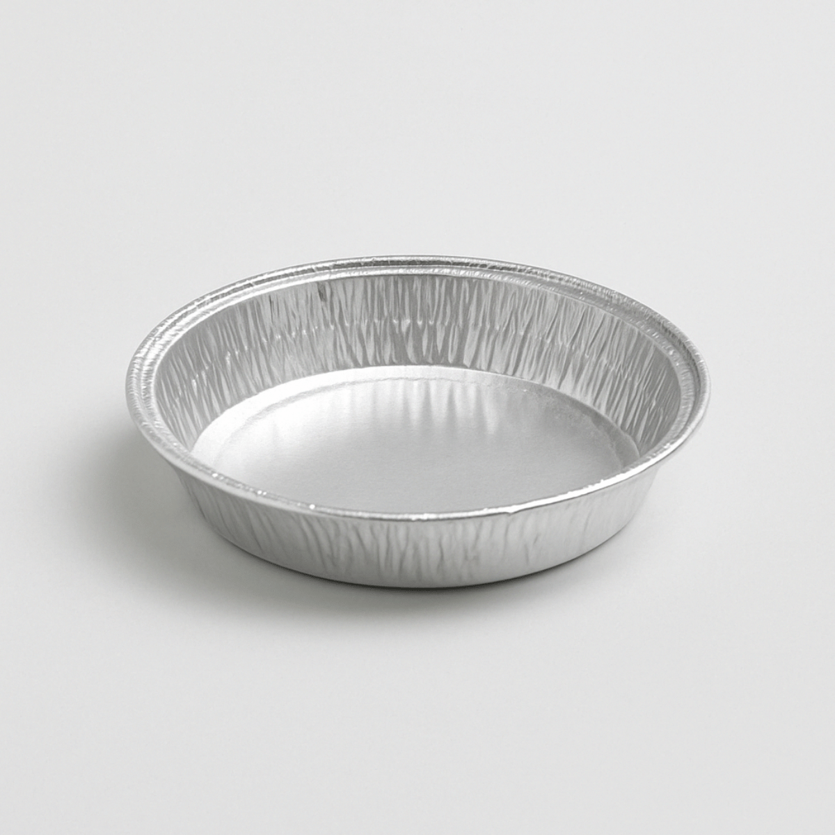 Stampo in alluminio diametro 17,7 cm su sfondo bianco