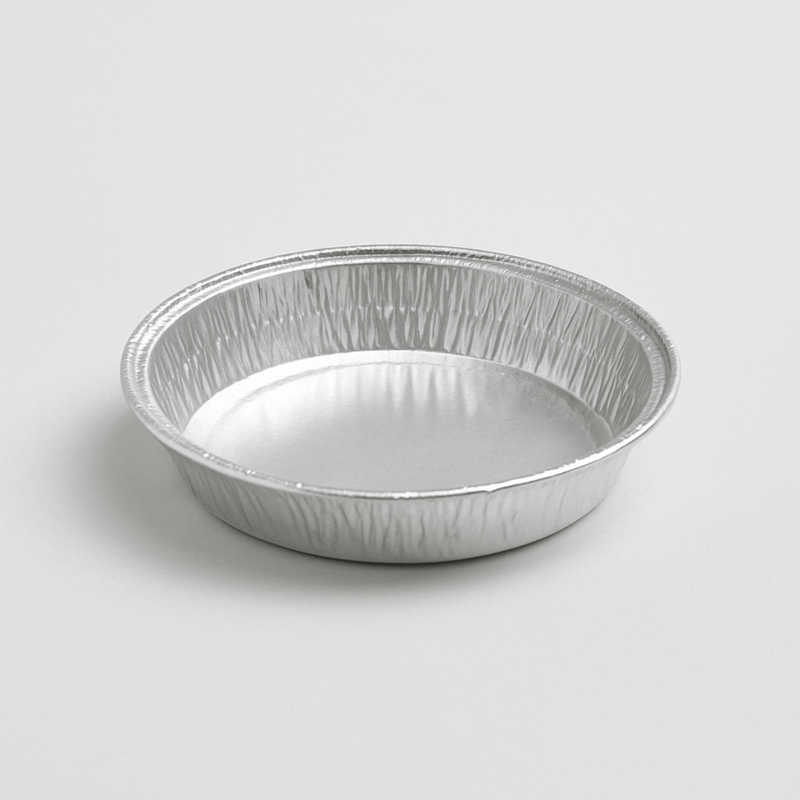 Stampo in alluminio diametro 17,7 cm su sfondo bianco