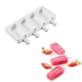 Stampo bianco per ghiaccioli e tre ghiaccioli alla fragola