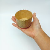 Stampo per mini panettone tenuto da una mano
