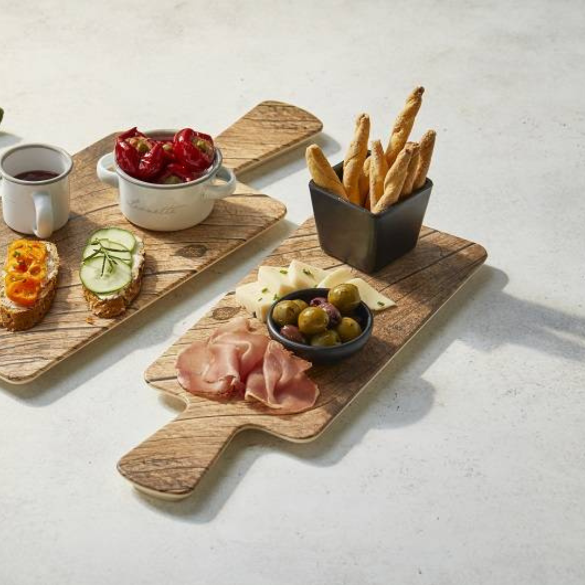 Taglieri in melamina legno con sopra aperitivo 