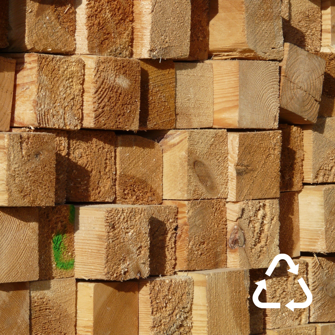 Blocchi di legno sistemati a muro