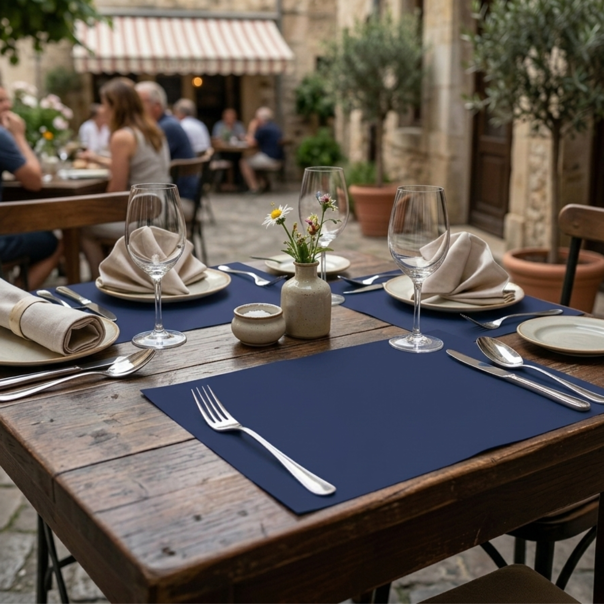 Tavola apparecchiata all'aperto con tovagliette americane 