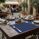 Tavola apparecchiata all'aperto con tovagliette americane 