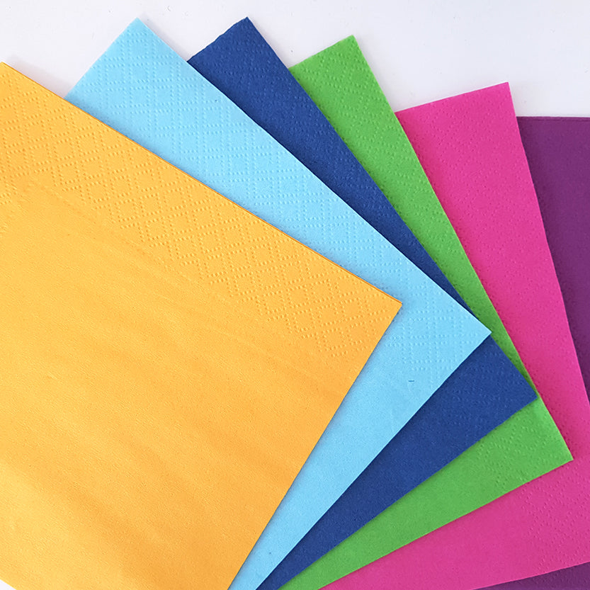 Particolare di vari tovaglioli di carta colorati