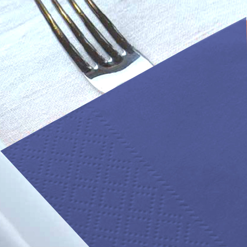 Tovagliolo di carta blu, con forchetta. Particolare 