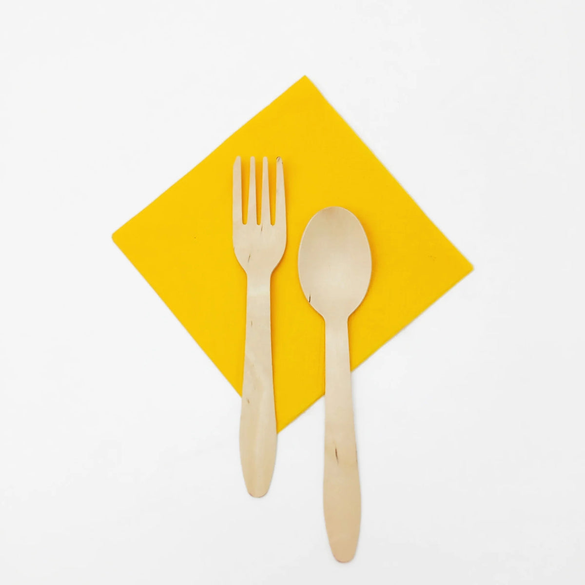 Tovagliolo giallo, con posate monouso di legno