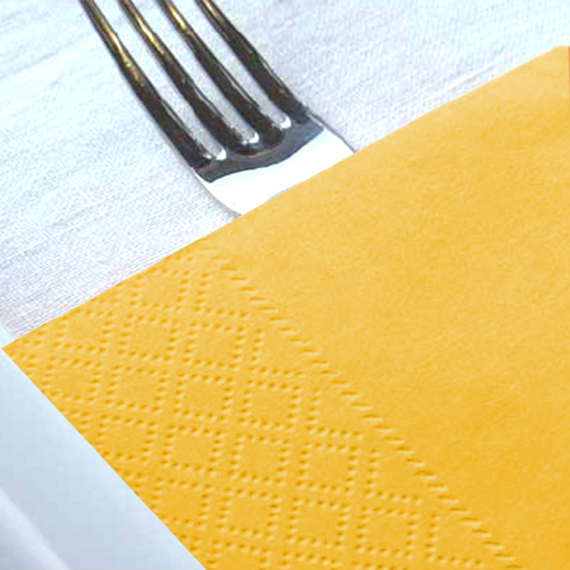 Tovagliolo di carta giallo, con forchetta. Particolare 