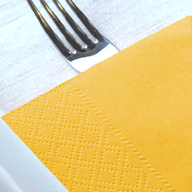 Tovagliolo di carta giallo, con forchetta. Particolare 