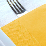 Tovagliolo di carta giallo, con forchetta. Particolare 