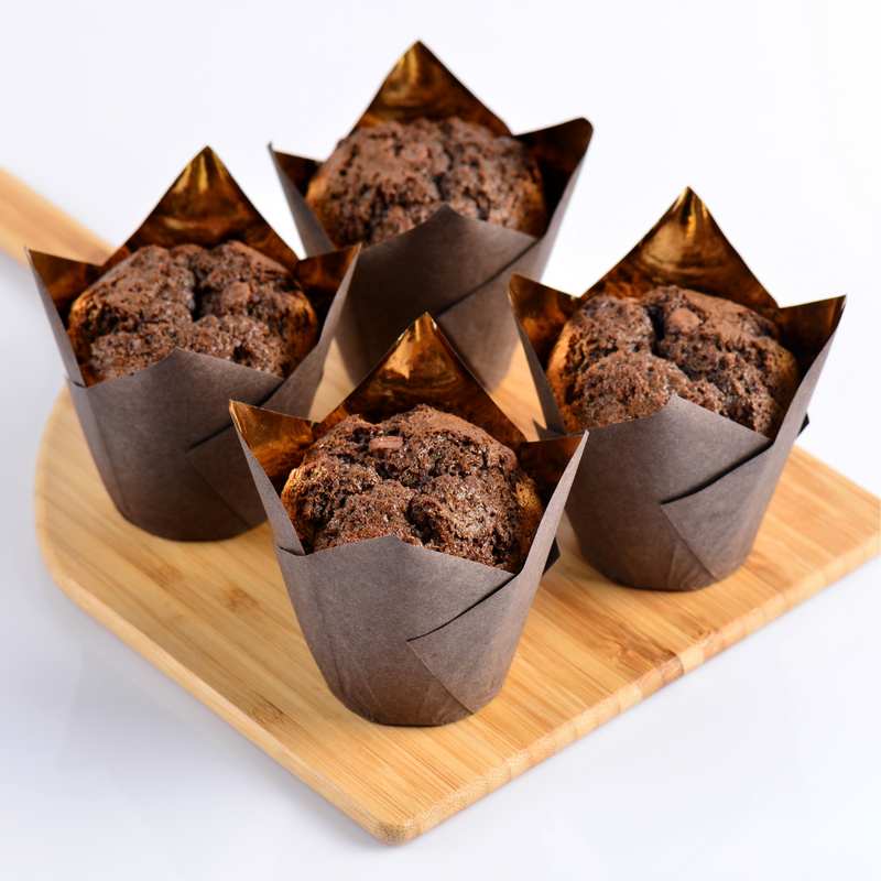 Pirottini marroni, 4, con muffin dentro su tagliere 