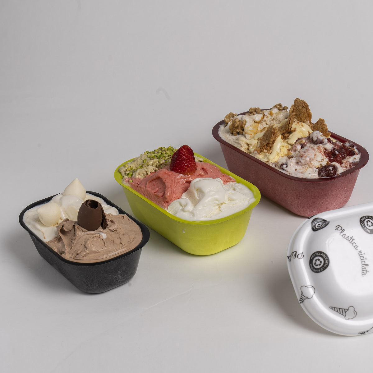 Vaschette di gelato colorate, piene di gelato, su un tavolo 