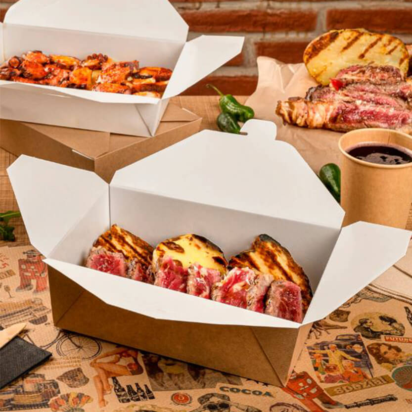 Vaschetta pack avana mostrata ripiena di vario cibo su una tavola