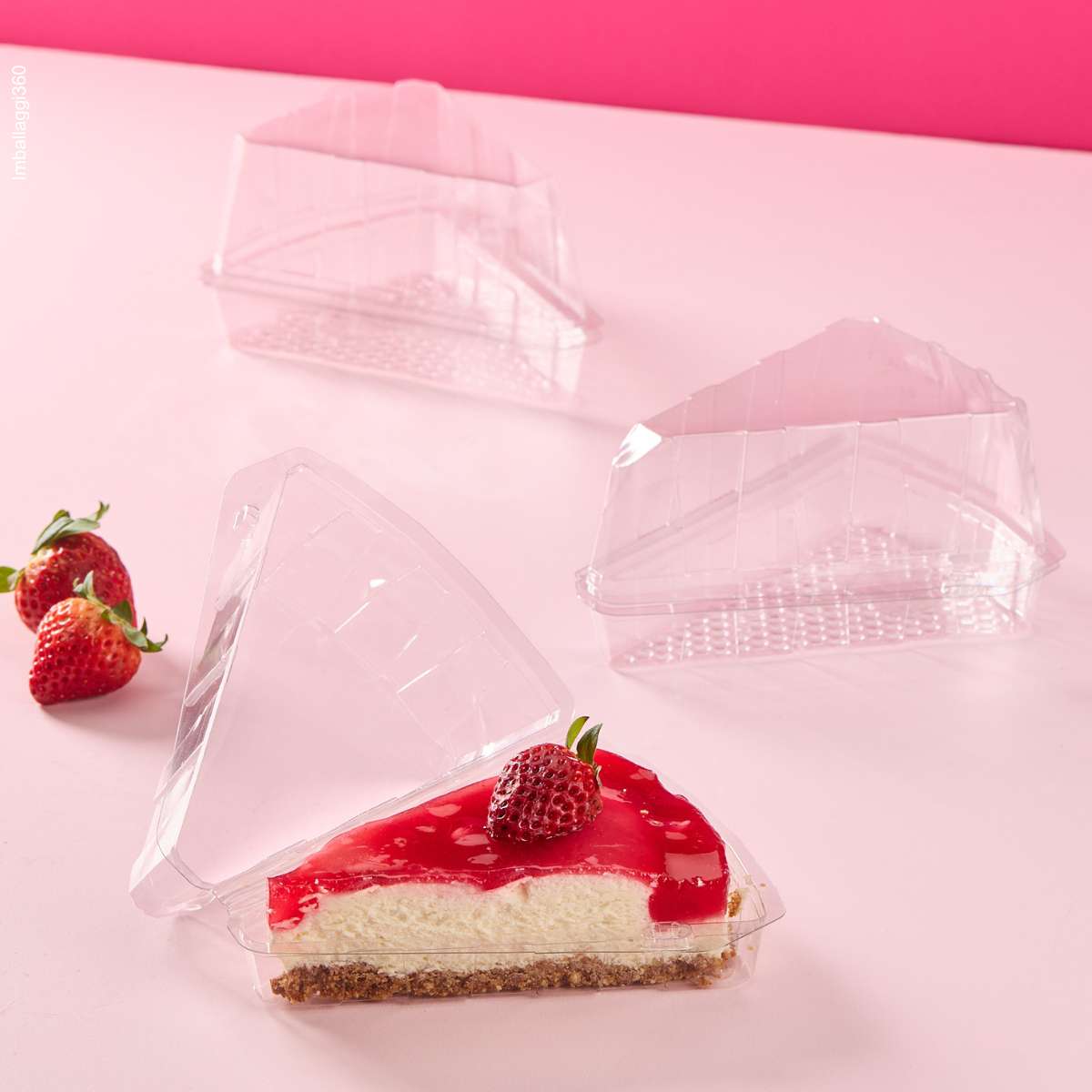 Vaschetta porta fetta torta alta, mostrata aperta con una fetta di torta dentro e due chiuse e vuote, su sfondo rosa