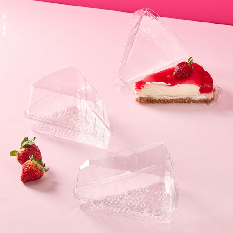 Vaschetta porta fetta torta alta, mostrata aperta con una fetta di torta dentro e due chiuse e vuote, su sfondo rosa