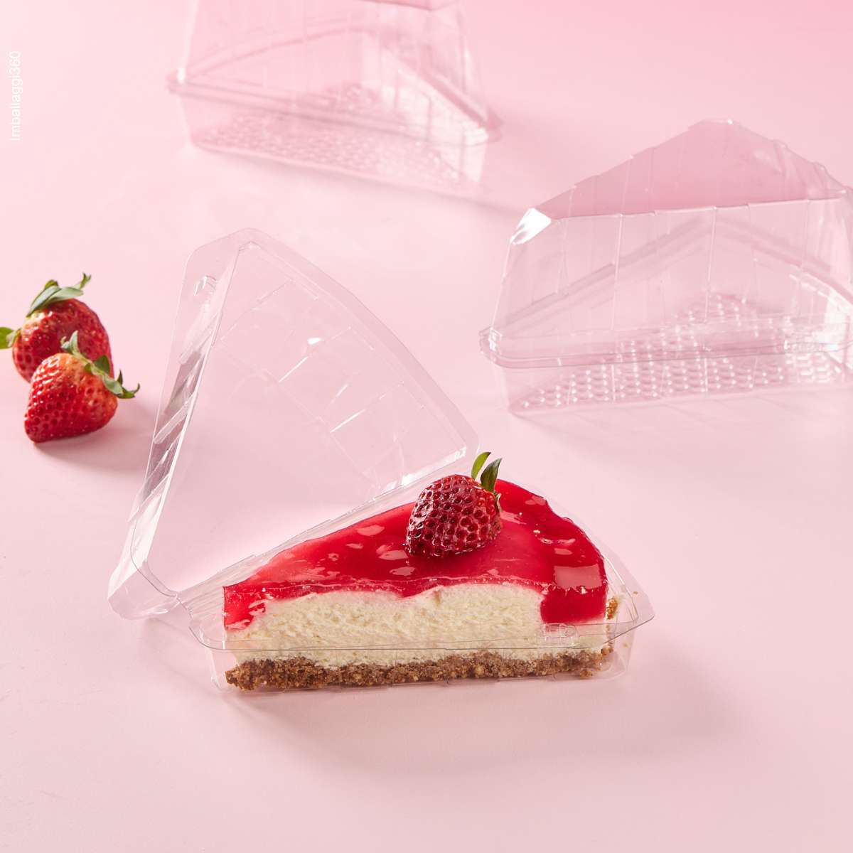 Vaschetta porta fetta torta alta, mostrata aperta con una fetta di torta dentro e due chiuse e vuote, su sfondo rosa