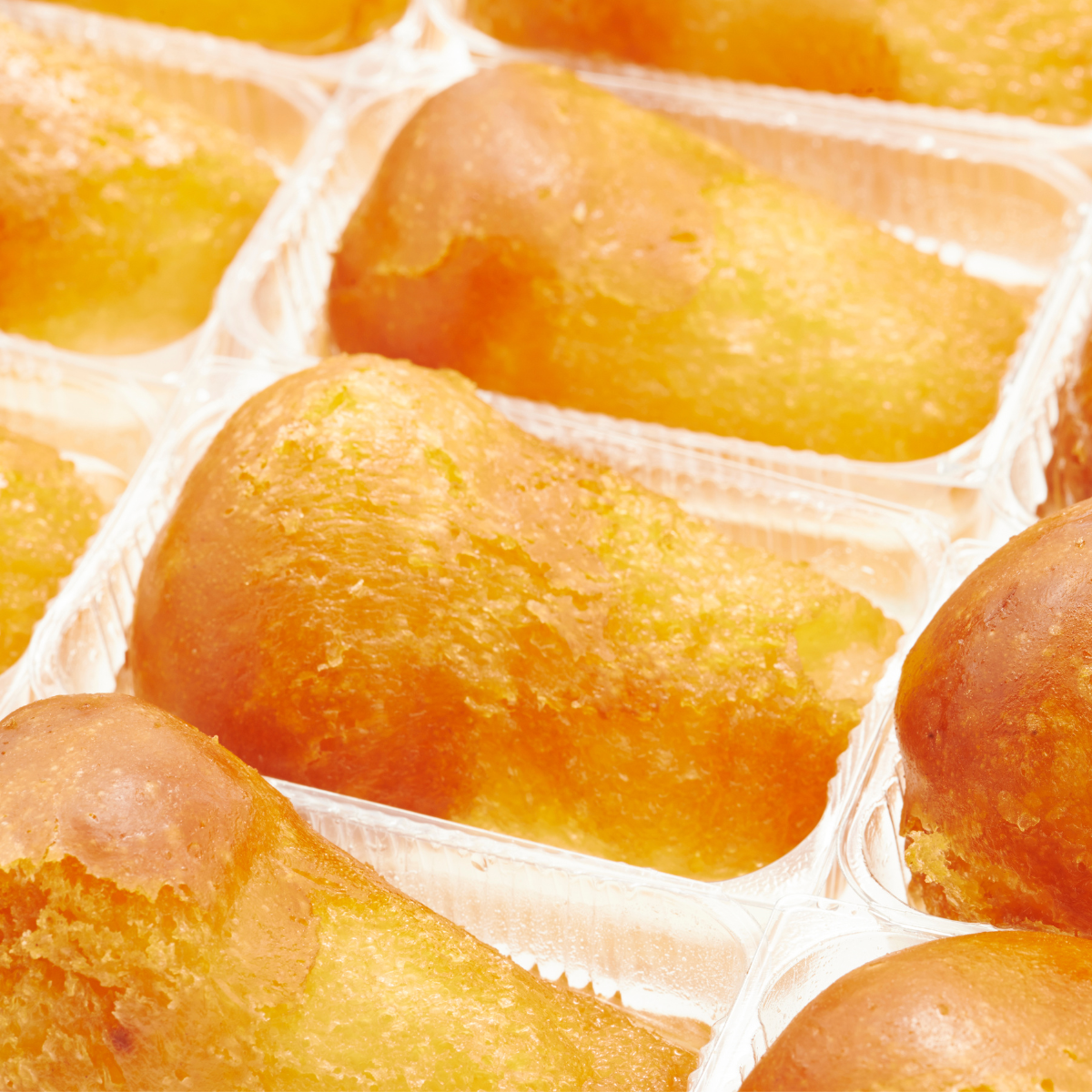 Insieme di babà al rhum nelle loro vaschette 