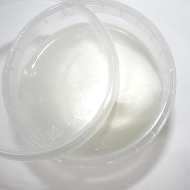 Vaschetta tonda di plastica con coperchio appoggiato vista dall'alto