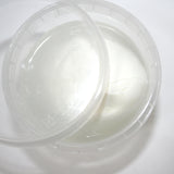 Vaschetta tonda di plastica con coperchio appoggiato vista dall'alto