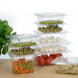 Vaschette trasparenti con coperchio impilate piene di cibo 
