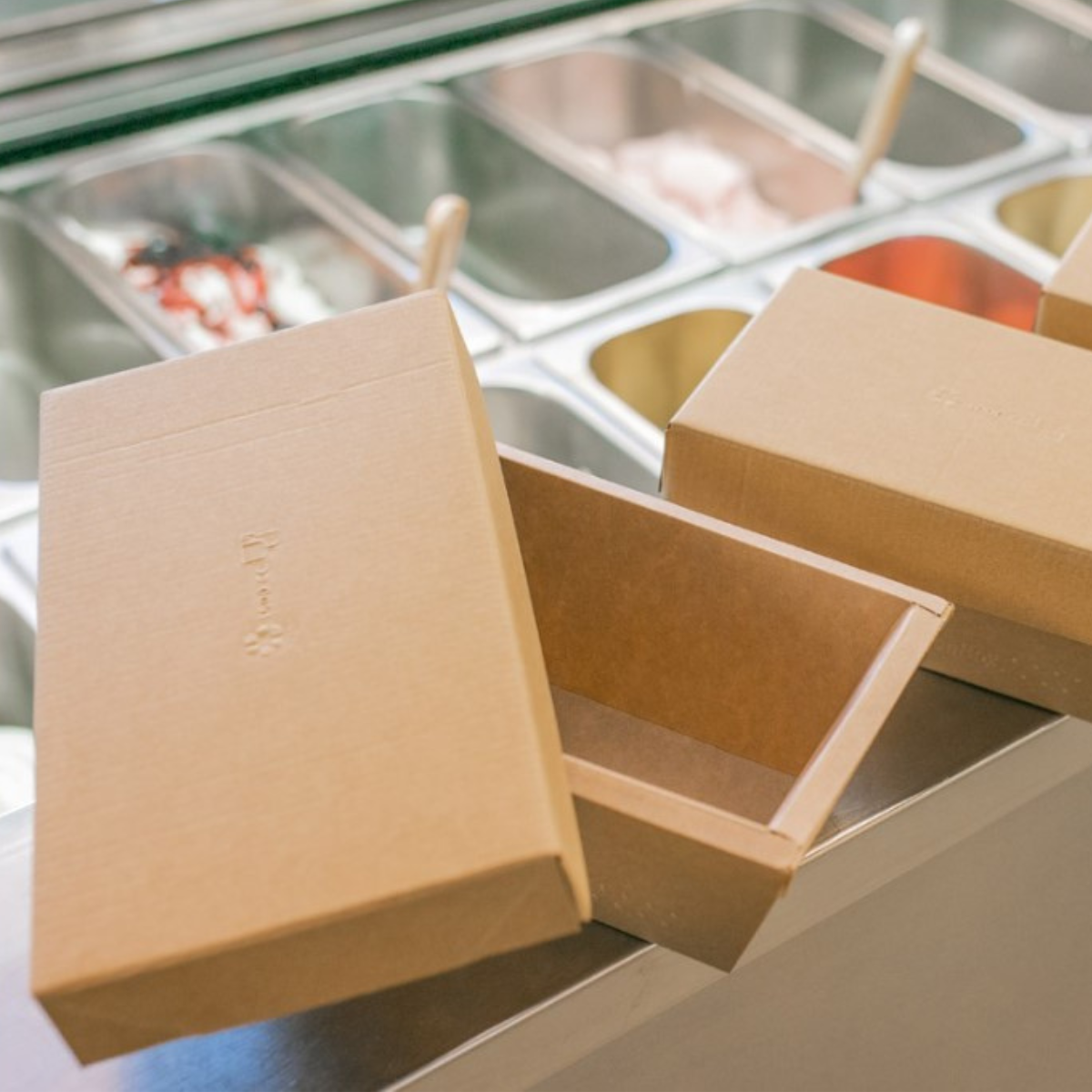 Vaschette gelato di carta color avana, su una gelateria 