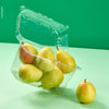 Vaschetta trasparente per frutta e verdura, ripiena di pere, su sfondo verde