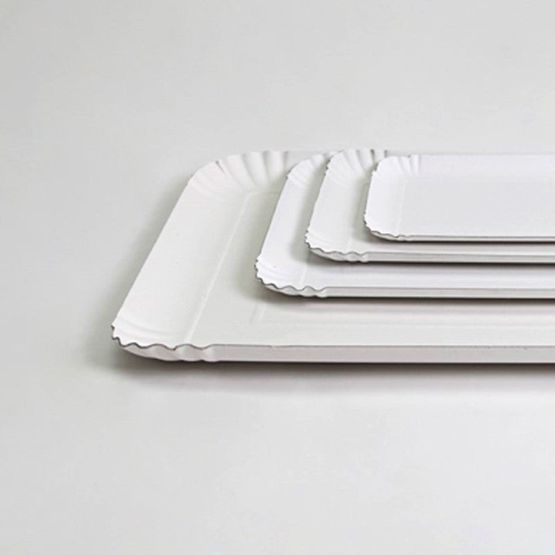 Dettaglio di 4 vassoi di carta bianca impilati di tre misure diverse 